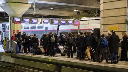 Des passagers font la queue sur le quai de la gare Montparnasse, le 19 mars 2021 à Paris. (JULIEN MATTIA / ANADOLU AGENCY / AFP)