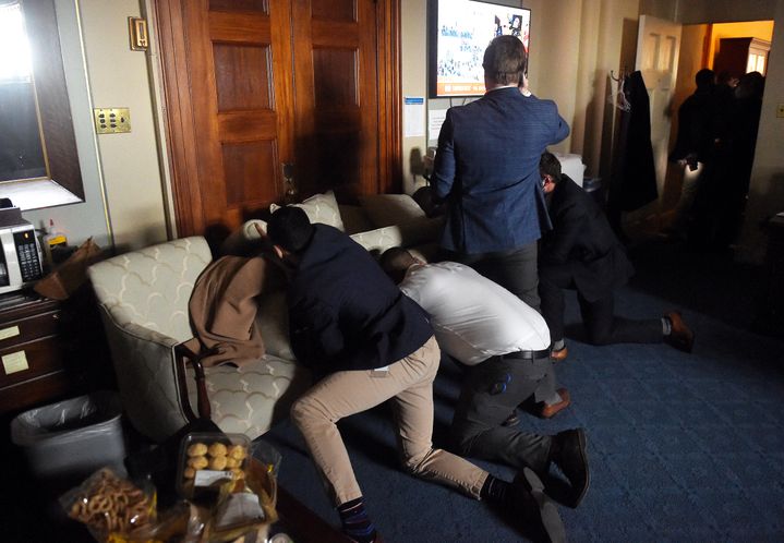 Des employés du Congrès se barricadent dans un bureau alors que des supporters de Donald Trump envahissent le bâtiment, mercredi 6 janvier 2021, à Washington.&nbsp; (OLIVIER DOULIERY / AFP)