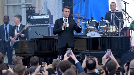 Emmanuel Macron s'exprime dans la cour de l'Elysée, le 21 juin 2024, lors d'un concert organisé pour la Fête de la musique. (BERTRAND GUAY / AFP)