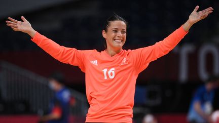 Cléopatre Darleux célèbre la victoire de la France contre la Russie en finale olympique à Tokyo, le 8 août 2021. (FRANCK FIFE / AFP)