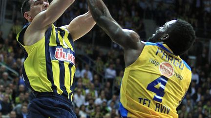 Jeremy Pargo (Maccabi Tel Aviv) défend sur le joueur de Fenerbahce Nikos Zisis (AHMET DUMANLI / ANADOLU AGENCY)