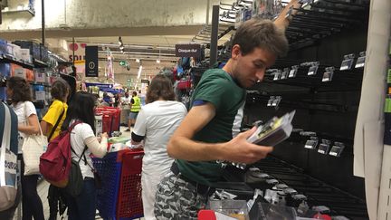 Des militants de l'association Les Amis de la terre vident les rayons d'un supermarché à Montreuil (Seine-Saint-Denis), le 1 août 2018.&nbsp; (Olivia Chandioux/RADIOFRANCE)