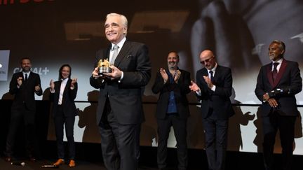 Le cinéaste américain Martin Scorsese reçoit le Carosse d'or, le 9 mai 2018 à Cannes (Alpes-Maritimes). (YANN COATSALIOU / AFP)