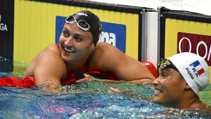 Le grand sourire de la Française&nbsp;Analia Pigrée, médaillée de bronze du 50 mètres dos des Mondiaux de Budapest, aux côtés de la Canadienne Kylie Masse, sacrée championne du monde, le 22 juin 2022. (ANNA SZILAGYI / AP)