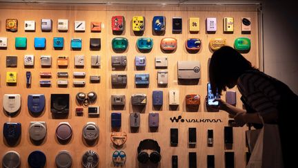 De nombreux modèles de Walkman&nbsp;lors de l'exposition célébrant le 40e anniversaire du baladeur de&nbsp;Sony&nbsp;le 10 juillet 2019 à Tokyo. (BEHROUZ MEHRI / AFP)