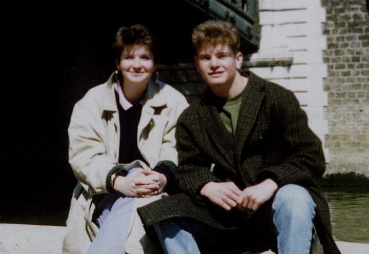 Joanna Parrish et son frère, à Paris, en 1990. (FRED DUFOUR / AFP)