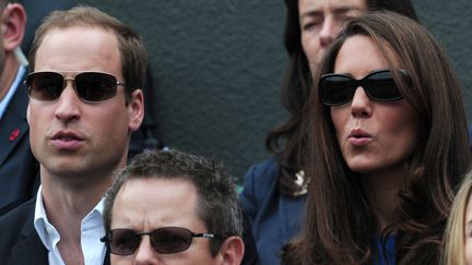 Le Prince William et sa femme, Catherine Middleton devant Andy Murray, champion olympique de tennis aux JO de Londres de 2012. (CARL COURT / AFP)