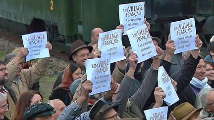 L'équipe de la série d'un village français réunie pour le clap de fin 
 (France3/culturebox)