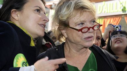 La secr&eacute;taire nationale d'EELV, C&eacute;cile Duflot, au c&ocirc;t&eacute; d'Eva Joly, candidate du parti &eacute;cologiste &agrave; la pr&eacute;sidentielle de 2012, lors d'une manifestation contre le nucl&eacute;aire, le 15 octobre 2011 &agrave; Rennes. (DAMIEN MEYER/AFP)