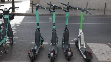 Des trottinettes électriques à Paris, le 23 août 2023. (PHILIPPE DE POULPIQUET / MAXPPP)