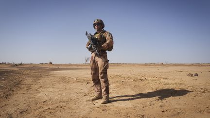 Un soldat français de l'opération Barkhane, au nord du Burkina Faso, en novembre 2019. (MICHELE CATTANI / AFP)