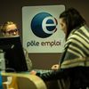 Une conseillère de Pôle emploi discute avec une femme à la recherche d'un emploi, le 16 décembre 2015, dans une agence de Lille (Nord).&nbsp; (PHILIPPE HUGUEN / AFP)