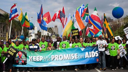 &nbsp; (Manifestation à Durban samedi pour davantage de moyens contre le sida © MATHEW KAY / AFP)