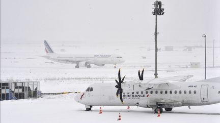 Un avion d'Air France &agrave; l'a&eacute;roport&nbsp;Roissy Charles-de-Gaulle, pr&egrave;s de Paris, le 20 janvier 2013. (MEHDI FEDOUACH / AFP)