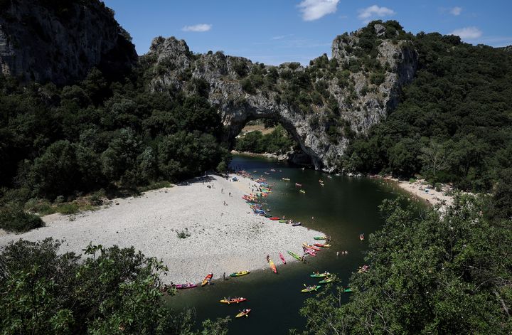 Le Pont d'Arc, dans les gorges de l'Ardèche, à Vallon-Pont-d'Arc, le 15 août 2024. (VALENTINE CHAPUIS / AFP)