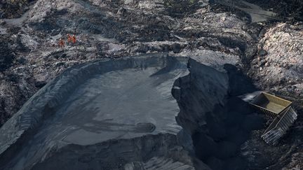 Des pompiers à la recherche de corps dans la région de Corrego do Feijao à Brumadinho, deux jours après la chute d'un barrage dans une mine de fer appartenant à la gigantesque entreprise minière brésilienne Vale, près de la ville de Brumadinho, dans le sud-est du Brésil, le 27 janvier 2019.&nbsp; (DOUGLAS MAGNO / AFP)