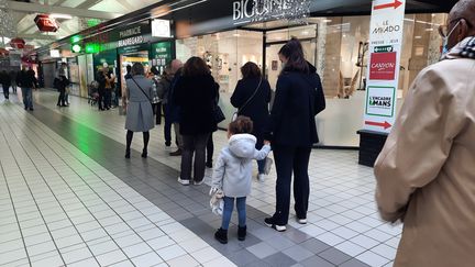 Depuis la rentrée scolaire, le 3 janvier, les parents se bousculent dans les pharmacies pour faire tester leurs enfants, et obtenir des autotests. (ALEXANDRE CHASSIGNON / RADIO FRANCE)