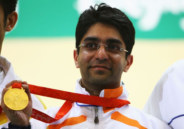 Le tireur indien Abhinav Bindra brandit sa médaille d'or remportée dans l'épreuve de tir à la carabine à 10 mètres aux Jeux olympiques de Pékin (Chine), le 11 août 2008. (JEFF GROSS / GETTY IMAGES ASIAPAC)