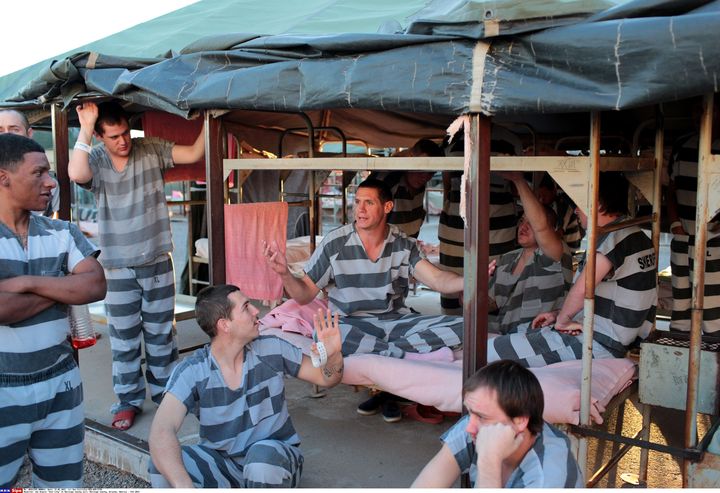 Des détenus incarcérés dans&nbsp;la prison "Tent City", comté de Maricopa (Arizona, Etats-Unis), le 15 février 2015. (DAN CALLISTER / REX / SIPA)