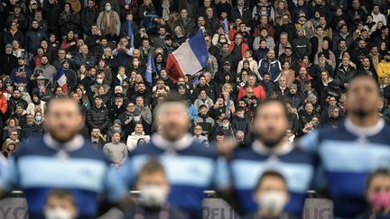 Un drapeau tricolore brandit pendant un hymne lors d'un match de rugby à Lyon, le 13 novembre 2021. (MAXIME JEGAT / MAXPPP)