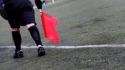 Un arbitre lors d'un match entre&nbsp;clubs amateurs (illustration). (SEBASTIEN NOGIER / EPA / MAXPPP)