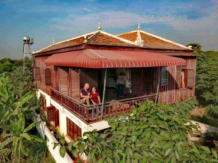 Stéphan Tanneau et son épouse&nbsp;Sreypov&nbsp;sur la terrasse de leur guesthouse de l'île de la Soie près de Phnom Penh (Tanneau)