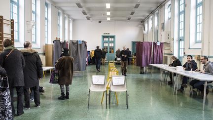 Des Parisiens font la queue dans un bureau de vote du 12e arrondissement, le 22 janvier 2016, dans le cadre des primaires de la gauche.&nbsp; (YANN CASTANIER / HANS LUCAS / AFP)