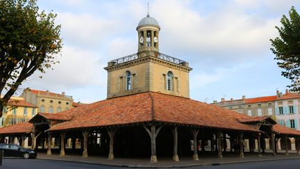 La halle de Revel (Haute-Garonne) et son beffroi font partie des monuments sélectionnés au Loto du patrimoine pour être restaurés. Photo prise le 22 novembre 2015. (SYLVESTRE / MAXPPP)