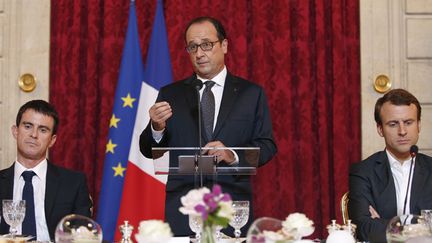 &nbsp; (François Hollande, entouré du Premier ministre et du ministre de l'Economie, s'exprime sur les réformes, à l'Elysée © MaxPPP)