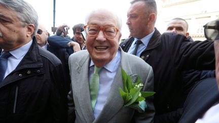 Jean-Marie Le Pen, lors du rassemblement du 1er-Mai 2018 devant la statue de Jeanne d'Arc, place des Pyramides à Paris.&nbsp; (OLIVIER LEJEUNE / MAXPPP)