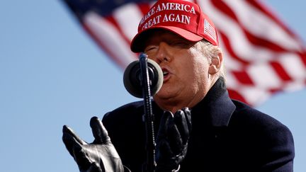 Donald Trump s'exprime en meeting à la veille de l'élection présidentielle, le 2 novembre 2020, à l'aéroport de Fayetteville (Caroline du Nord). (CARLOS BARRIA / REUTERS)