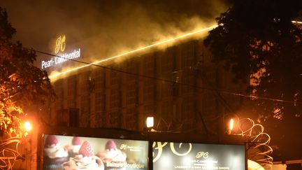 Evacuation d'un hôtel en feu au Pakistan