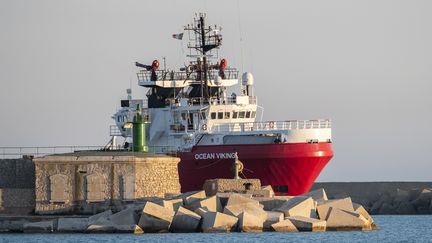 L'"Ocean Viking" à son arrivée à&nbsp;Porto Empedocle, en Sicile (Italie), le 6 juillet 2020. (GIOVANNI ISOLINO / AFP)