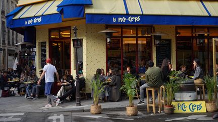 Des clients sont assis à une terrasse de café, à Paris, le 21 mai 2021. (MYRIAM TIRLER / HANS LUCAS / AFP)