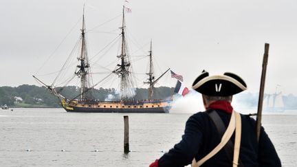 Tenue d'époque de rigueur pour certains admirateurs de L'Hermione, à son arrivée dans le port de Yorktown, en Virginie, le 5 juin 2015
 (Mladen Antonov / AFP)