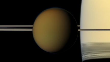 Image&nbsp;du satellite Titan qui passe devant Saturne et son anneau, issue&nbsp;de la mission Cassini. (NASA / JPL / SPACE SCIENCE INSTITUTE)