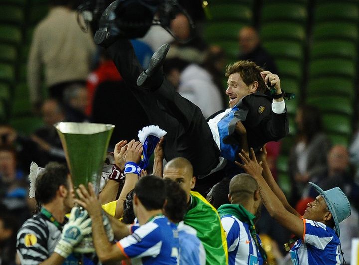 Andre Villas-Boas porté en triomphe par ses joueurs après le sacre de Porto en 2011 en Europa League. (PAUL ELLIS / AFP)