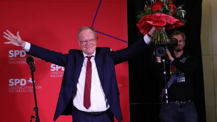 Le ministre président de Basse-Saxe, le social-démocrate Stephan Weil, à Hanovre (Allemagne), après sa victoire lors des élections régionales, le 9 octobre 2022. (RONNY HARTMANN / AFP)