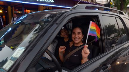 Une femme célèbre la décision de la Cour constitutionnelle d'Equateur d'approuver le mariage homosexuel, le 12 juin 2019 dans la ville de Guayaquil. (MARCOS PIN / AFP)