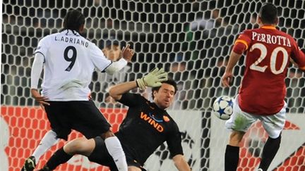 L'attaquant de Donetsk Luiz Adriano inscrit le 3e but de son équipe sur la pelouse de l'AS.Roma (ANDREAS SOLARO / AFP)