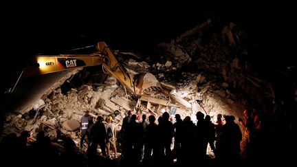 Des secouristes fouillent les décombres à&nbsp;Pescara del Tronto (Italie) après un séisme, le 24 août 2016. (REMO CASILLI / REUTERS)