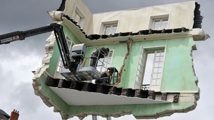 Installation du "Monte-meubles, l'ultime d&eacute;m&eacute;nagement", une oeuvre de l'artiste argentin Leandro Erlich &agrave; Nantes (Loire-Atlantique), le 13 juin 2012. (FRANK PERRY / AFP)