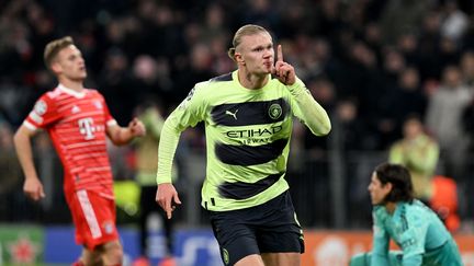 Erling Haaland célèbre son but avec Manchester City face au Bayern Munich en quart de finale retour de Ligue des champions le 19 avril 2023. (CHRISTOF STACHE / AFP)