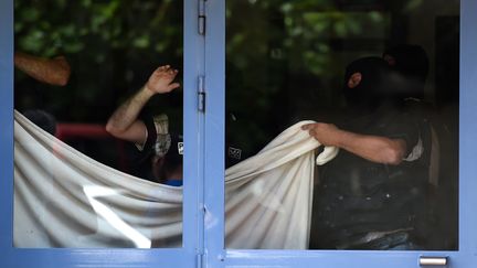 Perquisition au domicile de Yassin Salhi, suspect de l'attentat dans l'Is&egrave;re, &agrave; Saint-Priest (Rh&ocirc;ne) le 26 juin 2015.&nbsp; (PHILIPPE DESMAZES / AFP)