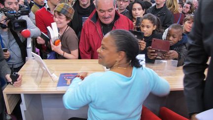 Christianne Taubira. "Mes météores" (Flammarion) Plus de journalistes et de curieux que de lecteurs en quête de dédicaces pour la Garde des Sceaux
 (Laurence Houot/Culturebox)