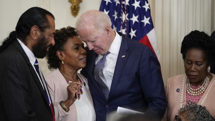 Le président américain Joe Biden&nbsp;s'entretient avec l'élue démocrate Barbara Lee après avoir signé la loi sur le Juneteenth National Independence Day&nbsp;à la Maison Blanche, le 17 juin 2021, à Washington. (DREW ANGERER / GETTY IMAGES NORTH AMERICA / AFP)