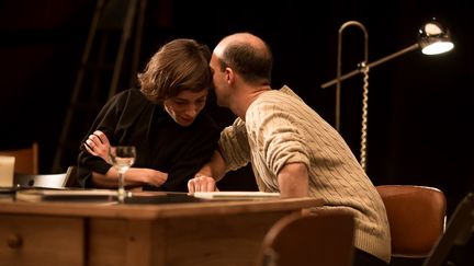 Laure Mathis (Doreen Keir) et David Geselson (André Gorz), dans la pièce de théâtre "Doreen", au théâtre de la Bastille à Paris (mars 2017).&nbsp; (Charlotte Corman BD)