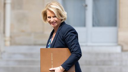 Brigitte Bourguignon arrive au Conseil des ministres à l'Élysée, le 28 avril 2022. (MYLENE DEROCHE / MAXPPP)