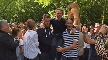 L'artiste performeur Abraham Poincheval à la sortie de la statue Homme-Lion à Aurignac (Haute-Garonne)
 (France 3 / Culturebox )