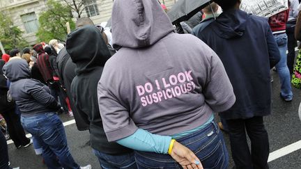 Sur la bande enregistr&eacute;e rendue publique, on l'entend d&eacute;clarer &agrave; la police "Il y a un type louche qui se balade (&hellip;) On dirait qu'il est noir, et il porte un sweat &agrave; capuche sombre et a un truc dans les mains, mais je ne sais pas trop ce que c'est". (JONATHAN ERNST / REUTERS)